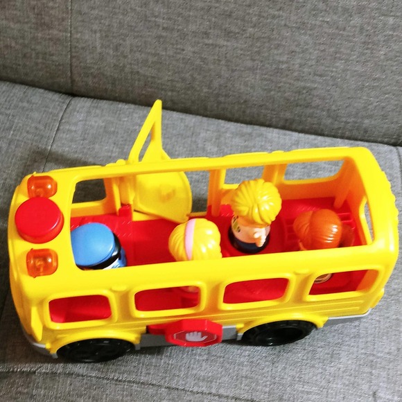 Vintage Fisher Price Toy School Bus with 4 Figures Music Lights Sounds Talking - Picture 4 of 9